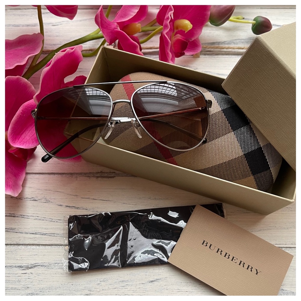 NWOT⚜️ Burberry Check Arm Pilot Sunglasses in Nickel
